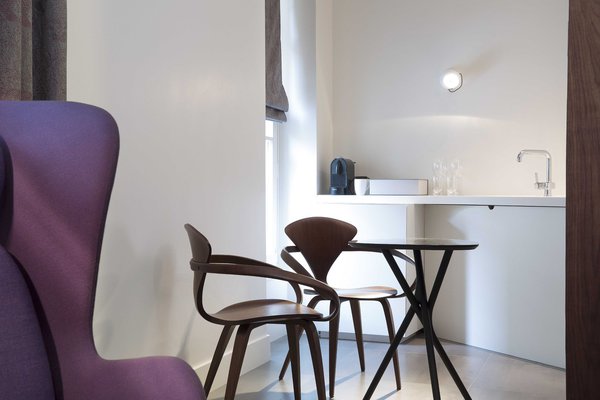 Le nom de la suite Saint Léger est l’un des multiples pseudonymes du grand poète St John Perse. Guéridon de Out of Stock, Ligne Roset. Fauteuils Cherner de Norman Cherner, The Conran Shop.