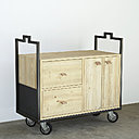 Version acier et bois. Le chariot « Station » est vendu seul et on adapte cubes, tiroirs et portes selon ses besoins. Un meuble totalement nomade et modulaire !