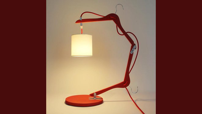 Formé à l’Ecole Nationale Supérieure des Arts Décoratifs de Paris, à l’Ecole Boulle et à l’École Nationale Supérieure des Arts Appliqués et des Métiers d'Art, Pierre Lota signe une création insolite. Composée de cintres, cette lampe grue offre un design surprenant.