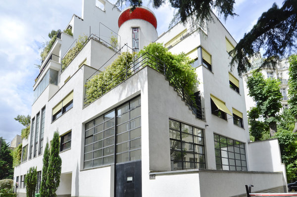 La porte d’entrée métallique, très haute et coulissante, conservée, permettait le passage d’œuvres de grandes dimensions comme les statues.