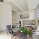 La bibliothèque, aménagée sur une mezzanine, s’inscrit discrètement dans l’espace.