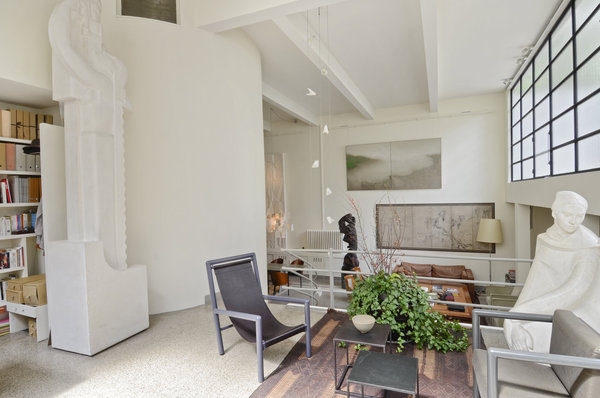 La bibliothèque, aménagée sur une mezzanine, s’inscrit discrètement dans l’espace.