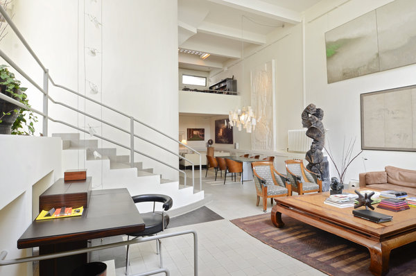 L’intérieur est rythmé par des différences de niveaux qui séparent naturellement les différents espaces.