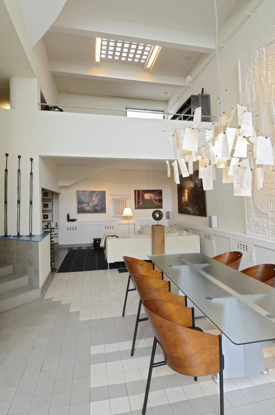 Le lieu a conservé sa pureté et sa modernité. Son architecture intérieure n’a pas été dénaturée. Le mobilier actuel définit les différentes fonctions de l’espace. Les murs peints en blanc et les sols simplement carrelés renouent avec sa vocation originelle.