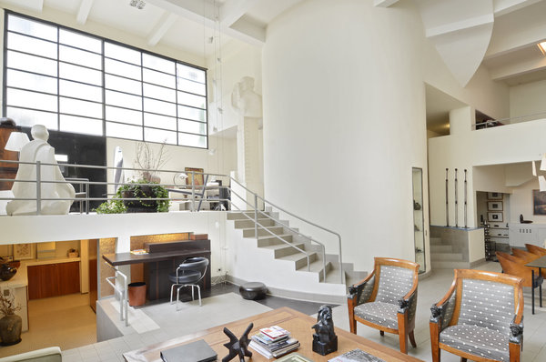 Dans l’atelier inférieur, destiné autrefois au moulage et travail de la terre, la salle de bains et le dressing ont été aménagés.