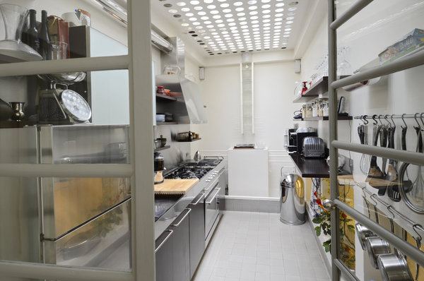 Dans l’ancien jardin d’hiver, au plafond ajouré, la cuisine (Boffi) a été installée.