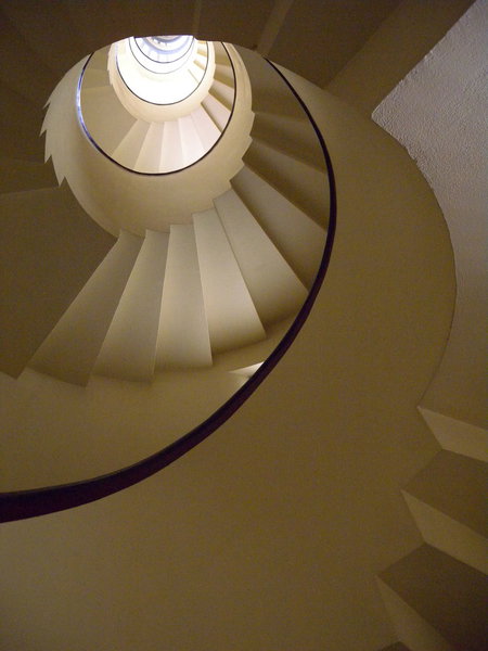 L’escalier sculptural dessine une spirale impressionnante.