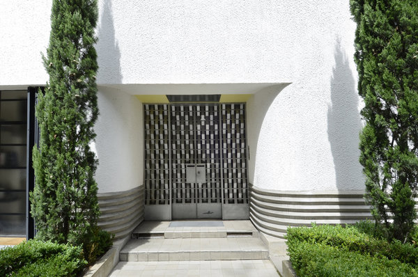Entre 1926 et 1927, Robert Mallet-Stevens imagine une rue bordée d'hôtels particuliers qui portera son nom. Il fait appel à Jean Prouvé pour réaliser grilles et portails.