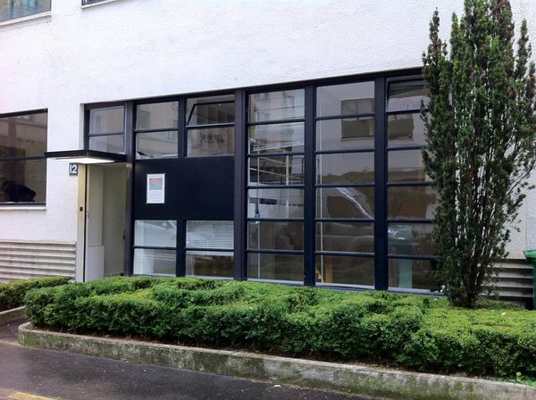 Situé au numéro 12 de la rue Mallet-Stevens, l’atelier de dessin de l’architecte est baigné de lumière grâce à une élégante baie vitrée.