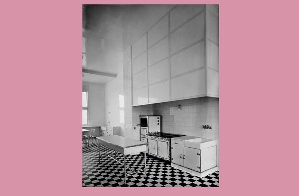 Photographie de l’impressionnante cuisine, agrémentée d’un élégant carrelage en damiers, de la villa Cavrois, située à Croix, dans le Nord de la France (1929-1932).