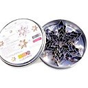 Pour Noël, réalisez des flocons en pâte à sucre ou des biscuits grâce à ces emporte-pièces vendus dans une boîte métallique avec une recette. ScrapCooking®..