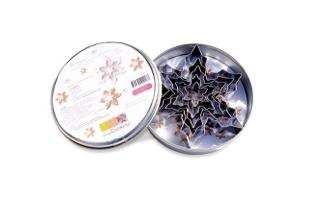 Pour Noël, réalisez des flocons en pâte à sucre ou des biscuits grâce à ces emporte-pièces vendus dans une boîte métallique avec une recette. ScrapCooking®..