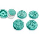 En prévision de Noël, ce kit se compose d’un emporte-pièce transparent et de 4 tampons illustrés sur le thème de Noël, pour décorer ses biscuits. 12,99 €. Kit à cookies WOnder Stamp Noël. Mathon.