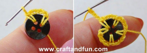 Faites une boucle dans le trou suivant et crochetez des mailles chaînettes jusqu'au suivant.