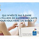 Devant une boîte aux lettres désespérément vide, on se prend à rêver de recevoir des cartes postales des quatre coins du monde avec des messages de nos proches.