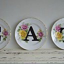 EAT trois lettres peintes au feutre vont transformer radicalement des assiettes very british.