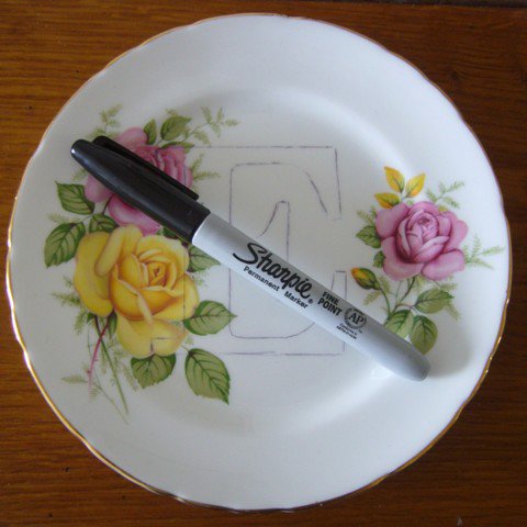 Une fois tracée la lettre au crayon gras, prenez un feutre pour porcelaine.