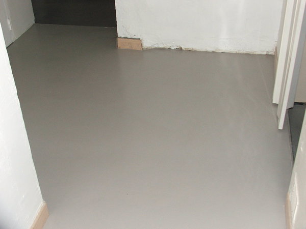 Après : à la suite des 4 étapes du pas à pas, le sol en résine est parfaitement appliqué que l'ancien carrelage et donne un effet lisse et contemporain, dans un esprit béton ciré.