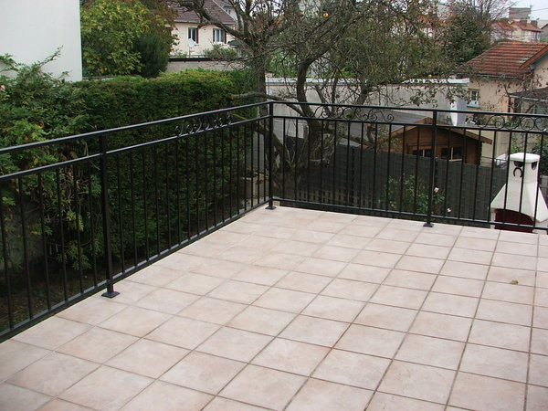 Après : le garde-corps redonne du cachet à l’ensemble de la terrasse et assure la sécurité des lieux.