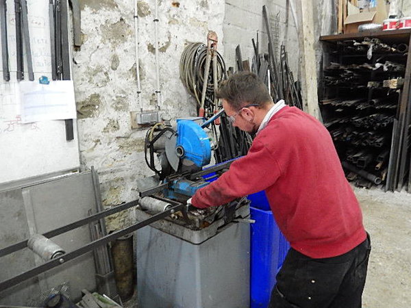 Etape 1 : les différents débits de la matière première pour la construction des éléments de l’ouvrage s’effectue avec une scie circulaire semi-automatique.