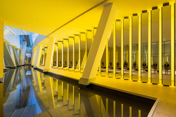 L’artiste Olafur Eliasson a créé pour le Grotto une expérience unique jouant sur les aléas de la vision dans une progression de colonnes lumineuses où alternent surfaces de mosaïques jaunes et miroirs. Fondation Louis Vuitton.