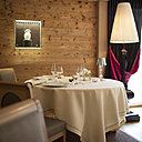 Dans la superbe salle d'été, le salon Baccarat, règne élégance et raffinement.