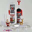 Le matériel qu'il vous faut pour le réaliser, une cartouche de colle Sader sans Fixer,des jouets, un plat à tarte, des sujets en plexi et des strass.