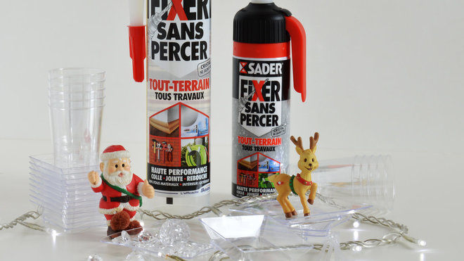 Le matériel qu'il vous faut pour le réaliser, une cartouche de colle Sader sans Fixer,des jouets, un plat à tarte, des sujets en plexi et des strass.