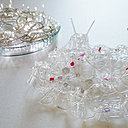 Après séchage, démoulez puis enroulez la guirlande lumineuse à l'intérieur du plat et replacez le décor à l'intérieur.