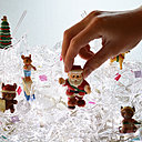 Décorez la structure avec les jouets, allumez la guirlande.