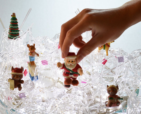 Décorez la structure avec les jouets, allumez la guirlande.