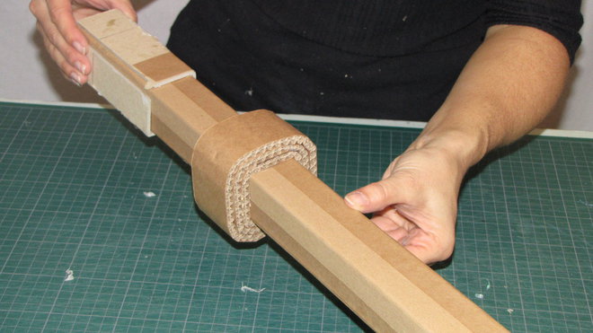 Etape 4 : Enroulez une bande de carton ondulé autour du tube à 30 cm du bas. Faites 3 tours.