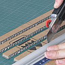 Etape 6 : Pour chaque branche, découpez 2 rectangles de carton identiques. Commencez par découper des rectangles de 10 cm de long et 2,5 cm de large.