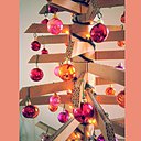 Succès garanti pour ce beau sapin de Noël en carton fait de vos blanches mains après avoir suivi scrupuleusement ce pas à pas illustré.