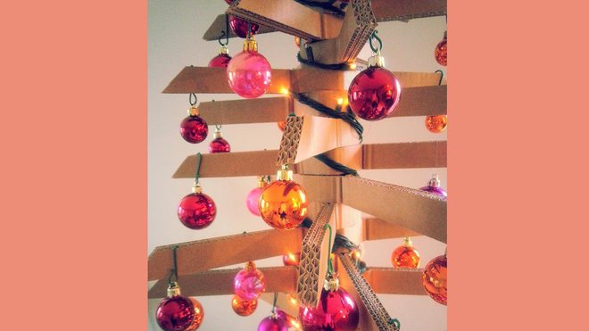 Succès garanti pour ce beau sapin de Noël en carton fait de vos blanches mains après avoir suivi scrupuleusement ce pas à pas illustré.