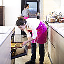 Nathaly Nicolas-Ianniello surveille les cuissons de près.