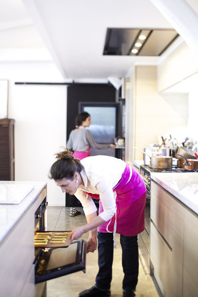 Nathaly Nicolas-Ianniello surveille les cuissons de près.