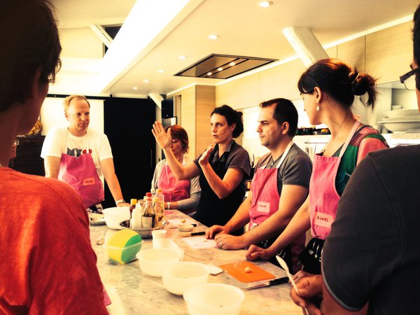 Chez Esprit Cuisine, les cours sont didactiques et participatifs: chacune met la main à la pâte!