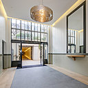 Le couloir unique, comme une épine dorsale, d’une largeur de 2,80 m a été traité avec sophistication. Il a reçu un traitement de faveur avec des portes automatiques et un lustre sculptural.