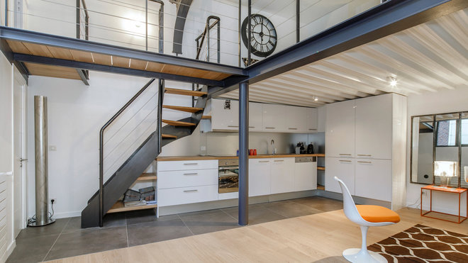 La cuisine de couleur blanche se fond avec les murs pour dessiner un espace neutre et graphique, qui peut s’harmoniser avec tous les styles de décoration. La cuisine de couleur blanche se fond avec les murs pour dessiner un espace neutre et graphique, qui peut s’harmoniser avec tous les styles de décoration.