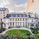 L’Hôtel de Bourrienne, côté jardin. Dit aussi « Petit Hôtel de Bourrienne », ce bijou du faubourg Poissonnière, construit entre 1787 et 1793,  est situé 58, rue d’Hauteville, à Paris.