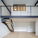 Le plancher en bacs acier a permis de créer deux niveaux à la hauteur confortable de 2,10 m chacun.