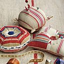 Les piques aiguilles en tissu rayé rehaussé de broderie.