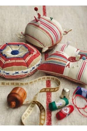 Les piques aiguilles en tissu rayé rehaussé de broderie.