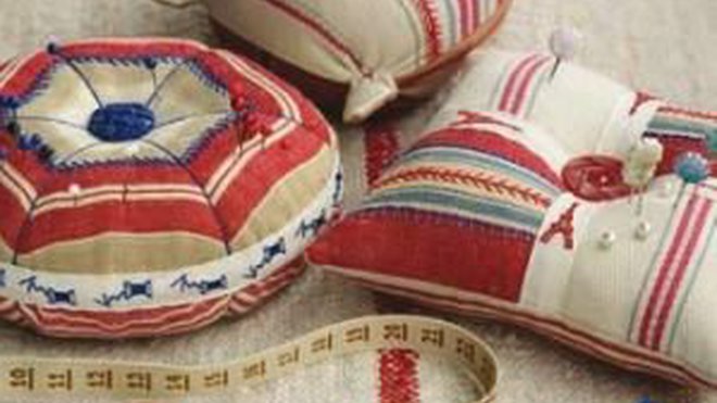 Les piques aiguilles en tissu rayé rehaussé de broderie.