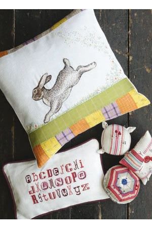 Coussin lapin,  en broderie et patchwork de Lucinda-ganderton.
