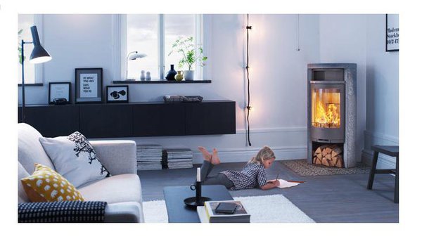 Toujours chez Contura, ce poêle à l’esthétique contemporaine est réalisé en pierre ollaire. Un matériau qui offre un veinage unique et permet d’accumuler la chaleur pour la restituer et la conserver au mieux après l’extinction du feu. Prix sur demande.