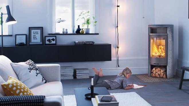 Toujours chez Contura, ce poêle à l’esthétique contemporaine est réalisé en pierre ollaire. Un matériau qui offre un veinage unique et permet d’accumuler la chaleur pour la restituer et la conserver au mieux après l’extinction du feu. Prix sur demande. Toujours chez Contura, ce poêle à l’esthétique contemporaine est réalisé en pierre ollaire. Un matériau qui offre un veinage unique et permet d’accumuler la chaleur pour la restituer et la conserver au mieux après l’extinction du feu. Prix sur demande.