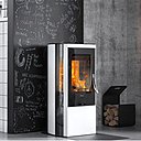 Petit frère du précédent modèle, ce poêle s’adapte très bien aux petits espaces. Dans un esprit gain de place, il confère des allures nordiques à votre intérieur. Et, comme tous les modèles de la gamme, il est certifié « flamme verte » et porte l’écolabel « cygne nordique ». Prix sur demande.