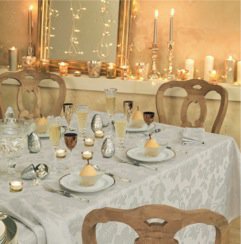 Pour une ambiance blanc et gold, une nappe jacquard rehaussée de fils lurex argentés. 92 % coton 8 % lurex. 180 x 180 cm. A partir de 69 €. Nappe d'Or Blanc. Linvosges.